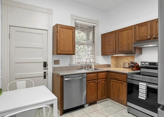 Homestay Oakland, !e Cozy And Stylish Private Bedroom With Shared Bathroom