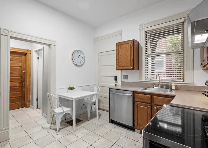 Oakland, !e Cozy And Stylish Private Bedroom With Shared Bathroom