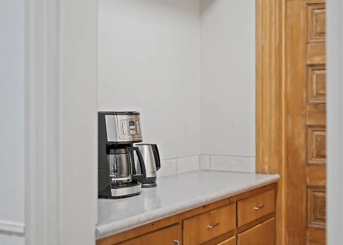 Oakland, !e Cozy And Stylish Private Bedroom With Shared Bathroom *