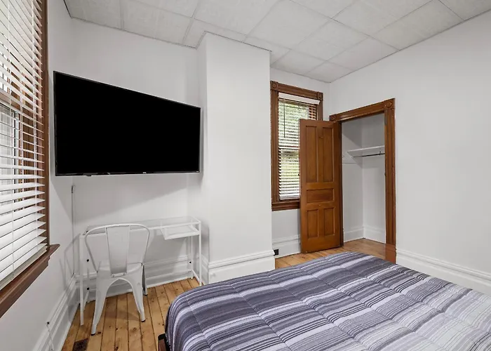 Homestay Oakland, !e Cozy And Stylish Private Bedroom With Shared Bathroom Pittsburgh