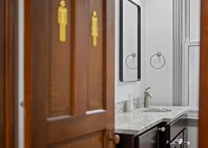 Oakland, !e Cozy And Stylish Private Bedroom With Shared Bathroom *